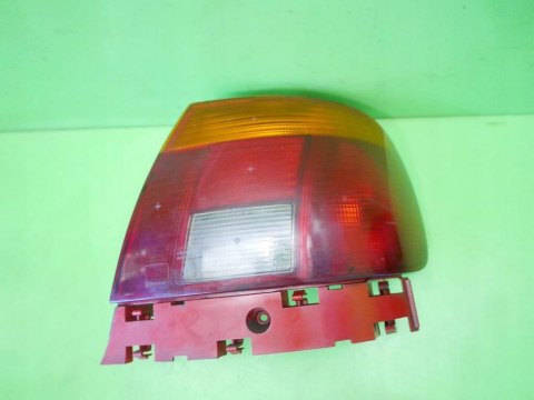 LAMPA PRAWA TYŁ TYLNA BRITAX AUDI A4 B5 SEDAN 94-