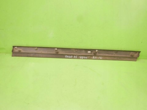LISTWA DRZWIOWA LEWA PRZÓD DÓŁ VW PASSAT B5 96-00 LISTWA DRZWIOWA LEWA PRZÓD DÓŁ VW PASSAT B5 96-00