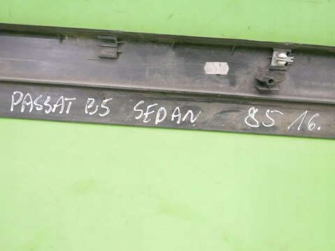 LISTWA DRZWIOWA LEWA PRZÓD DÓŁ VW PASSAT B5 96-00 LISTWA DRZWIOWA LEWA PRZÓD DÓŁ VW PASSAT B5 96-00