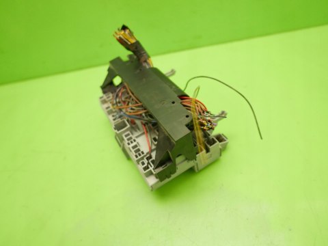 SKRZYNKA BEZPIECZNIKÓW OPEL CORSA B 1.2 8V 93-97