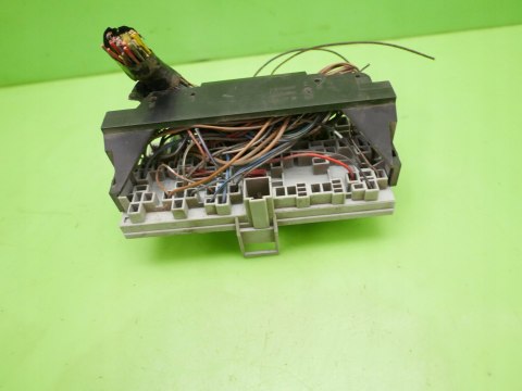 SKRZYNKA BEZPIECZNIKÓW OPEL CORSA B 1.2 8V 93-97