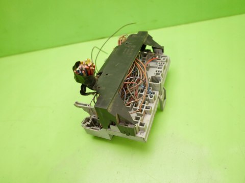 SKRZYNKA BEZPIECZNIKÓW OPEL CORSA B 1.2 8V 93-97