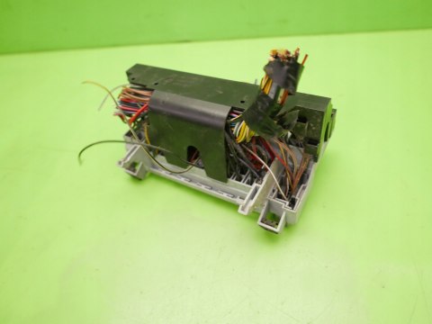 SKRZYNKA BEZPIECZNIKÓW OPEL CORSA B 1.2 8V 93-97