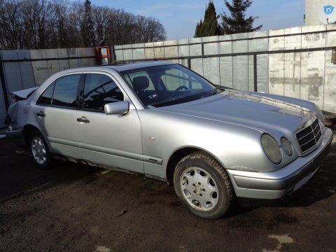 LISTWA DRZWIOWA PRAWA PRZÓD MERCEDES W210 SEDAN LISTWA DRZWIOWA PRAWA PRZÓD MERCEDES W210 SEDAN