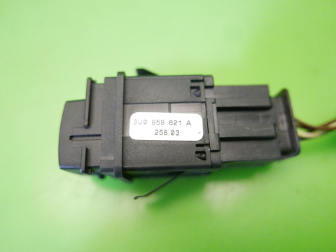 Przełącznik podgrzewania szyby tył SKODA SUPERB I 3U 01-06 Przełącznik podgrzewania szyby tył SKODA SUPERB I 3U 01-06