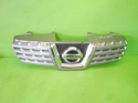 Grill atrapa logo znaczek emblemat przód NISSAN QASHQAI I J10 06-09