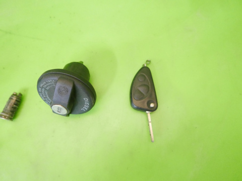 Zestaw wkładka drzwi lewa stacyjka korek ALFA ROMEO 147 1.9 JTDM 04-06 Zestaw wkładka drzwi lewa stacyjka korek ALFA ROMEO 147 1.9 JTDM 04-06