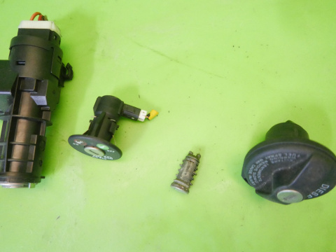 Zestaw wkładka drzwi lewa stacyjka korek ALFA ROMEO 147 1.9 JTDM 04-06 Zestaw wkładka drzwi lewa stacyjka korek ALFA ROMEO 147 1.9 JTDM 04-06