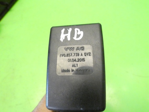 Zapięcie zatrzask pasa lewy środek tył 8V0857739A VW GOLF VII GTI HB 12-16