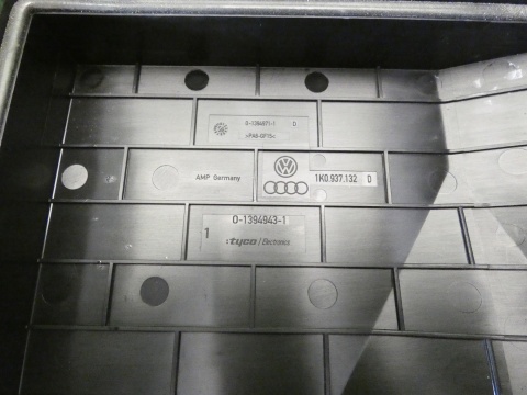 Obudowa klapka skrzynki bezpieczników 1K0937132D AUDI A3 8P 1.6 8V 03-05