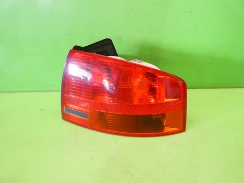 Lampa prawa tył w błotnik 8E5945096 hella AUDI A4 B7 SEDAN 04-08