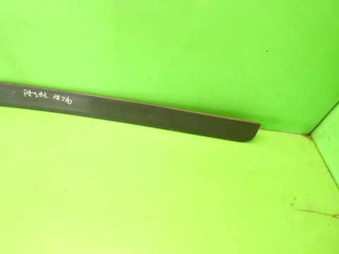 Listwa drzwiowa prawa przód dół 8E0853960 AUDI A4 B6 5D 00-04