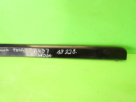 Listwa drzwiowa lewa przód dół 8E0853959E LZ9Y AUDI A4 B7 SEDAN 04-08