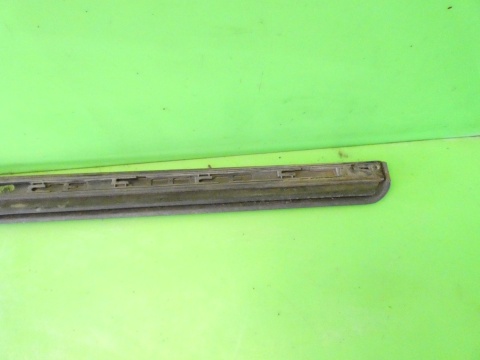 Listwa drzwiowa lewa przód dół 8E0853959E LZ9Y AUDI A4 B7 SEDAN 04-08