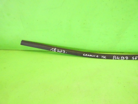 Listwa drzwiowa zgarniająca lewa tył AUDI A4 B7 SEDAN 04-08