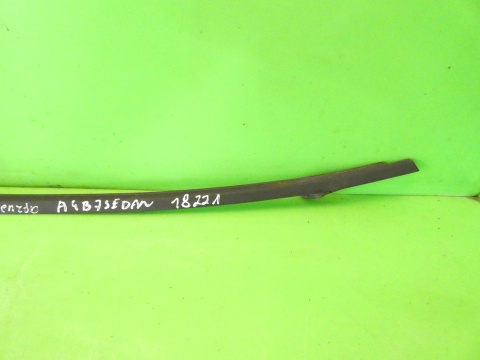 Listwa drzwiowa zgarniająca prawa przód AUDI A4 B7 SEDAN 04-08