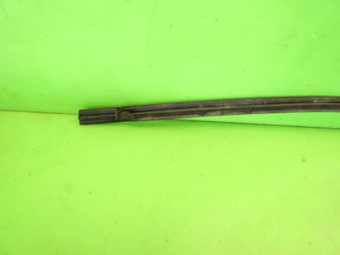 Listwa drzwiowa zgarniająca prawa przód AUDI A4 B7 SEDAN 04-08