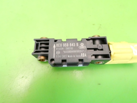Czujnik uderzeniowy prawy tył 8E0959643B AUDI A4 B7 2.0 ALT 04-08
