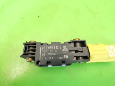 Czujnik uderzeniowy lewy tył 8E0959643B AUDI A4 B7 2.0 ALT 04-08