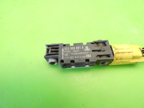 Czujnik uderzeniowy lewy 8E0959651A AUDI A4 B7 2.0 ALT 04-08