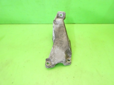 Łapa wspornik silnika prawa 8E0199307A AUDI A4 B7 2.0 ALT 130KM 04-08