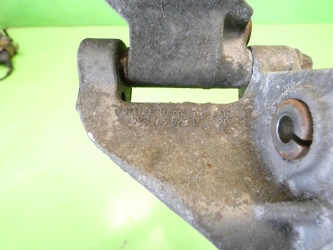 Łapa pompy wspomagania 028145531D 028145523D VW GOLF MK3.5 III IV 1.8 CABRIO 98-02