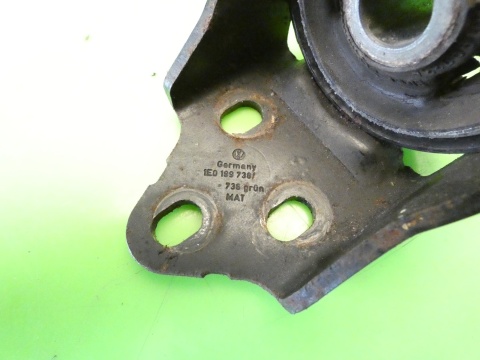 Łapa silnika prawa 1E0199738 VW GOLF MK3.5 III IV 1.8 CABRIO 98-02