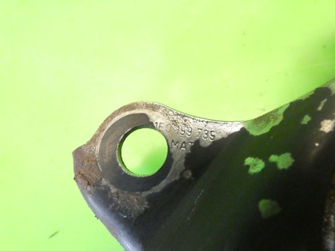 Łapa wspornik skrzyni 1E0199735 VW GOLF MK3.5 III IV 1.8 CABRIO 98-02