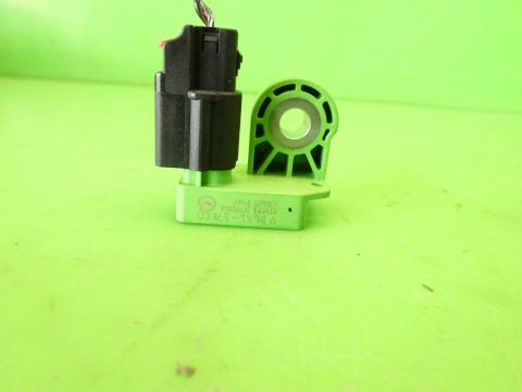 Czujnik uderzeniowy lewy D65157KC0 MAZDA 2 II DE 1.3 07-10