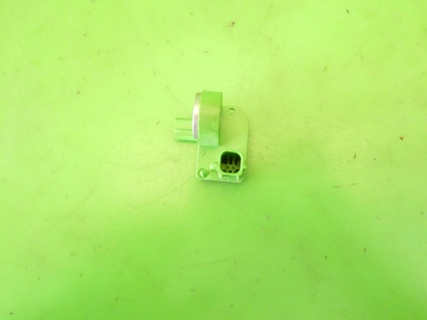 Czujnik uderzeniowy lewy D65157KC0 MAZDA 2 II DE 1.3 07-10