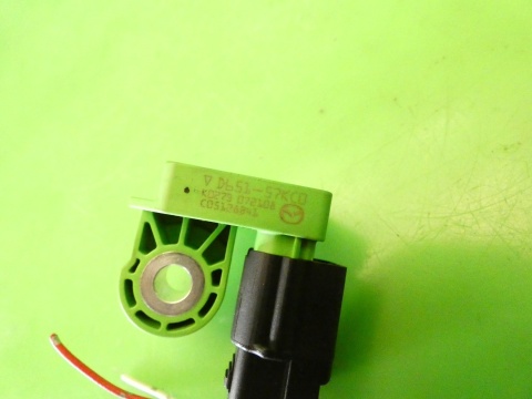 Czujnik uderzeniowy prawy D65157KC0 MAZDA 2 II DE 1.3 07-10