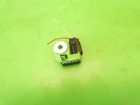 Czujnik uderzeniowy prawy D65157KC0 MAZDA 2 II DE 1.3 07-10