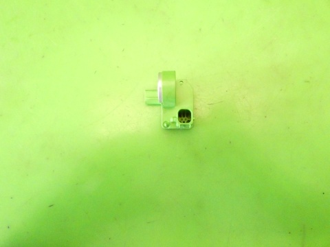 Czujnik uderzeniowy prawy D65157KC0 MAZDA 2 II DE 1.3 07-10