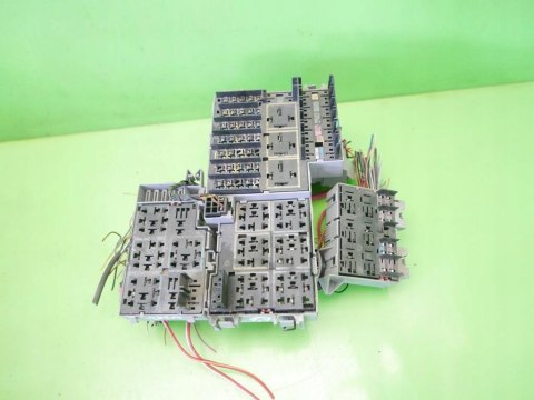 SKRZYNKA PRZEKAŹNIKÓW OPEL CORSA C 1.7 CDTI 00-03