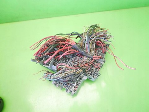 SKRZYNKA PRZEKAŹNIKÓW OPEL CORSA C 1.7 CDTI 00-03