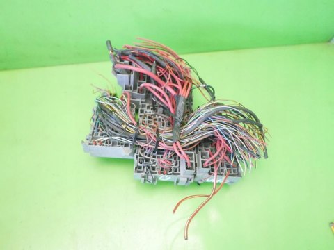 SKRZYNKA PRZEKAŹNIKÓW OPEL CORSA C 1.7 CDTI 00-03