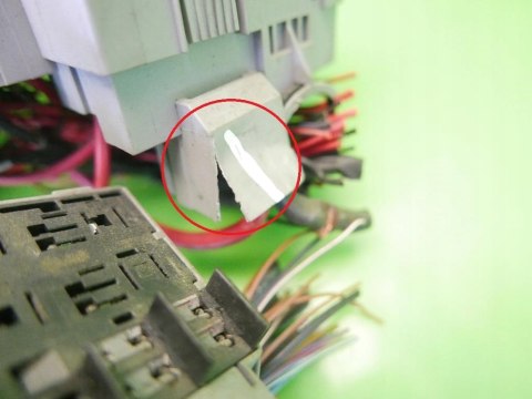 SKRZYNKA PRZEKAŹNIKÓW OPEL CORSA C 1.7 CDTI 00-03