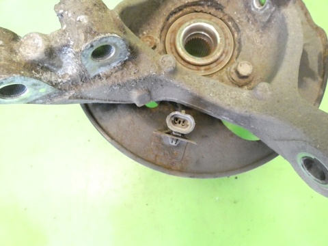 Zwrotnica piasta lewa przód CHEVROLET CAPTIVA I C140 FL 2.2 D 13-15