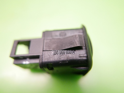 Przełącznik przycisk klapki wlewu paliwa 3B0959833A VW GOLF IV