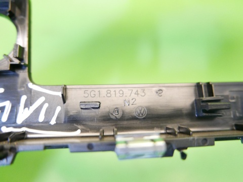 Ramka dekor deski kratki nawiewu środek 5G1819743 VW GOLF VII 12-16