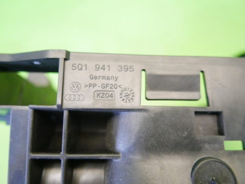 Mocowanie uchwyt skrzynki bezpieczników 5Q1941395 VW GOLF VII 2.0 TDI 12-16