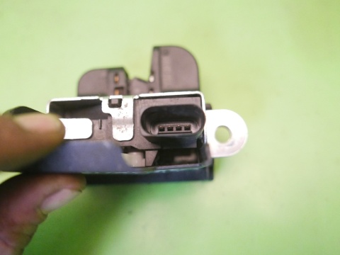 Zamek klapy tył bagażnika 5G0827505A VW GOLF VII 5D KOMBI 12-16