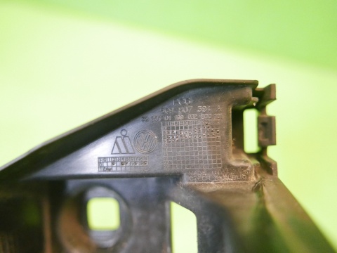 Ślizg zderzaka prawy tył 5G9807394A VW GOLF VII KOMBI 12-16