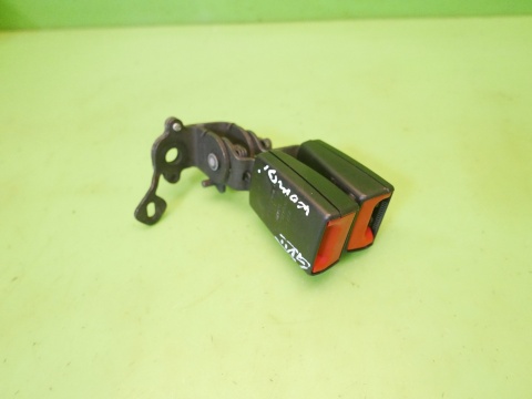 Zapięcie zatrzask pasa lewy środek tył 8V0857739A VW GOLF VII 5D 12-16