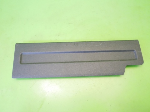 Osłona zaślepka bagażnika prawa 5G9867464 VW GOLF VII KOMBI 12-16