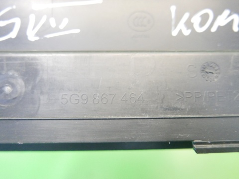 Osłona zaślepka bagażnika prawa 5G9867464 VW GOLF VII KOMBI 12-16