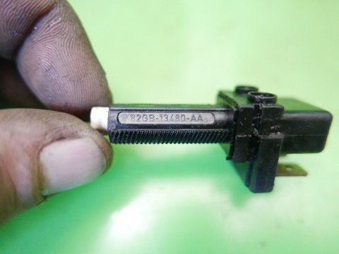 Czujnik pedału hamulca świateł stop 82GB13480AA FORD TRANSIT MK6 2.4 TDDI