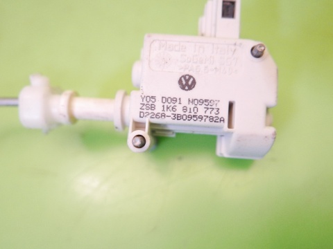 Siłownik zamka klapki wlewu paliwa 1K6810773 VW GOLF V HB 03-09