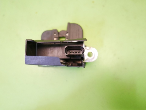 Zamek klapy tył bagażnika 1K6827505C 3C9827645A VW GOLF V HB 03-09