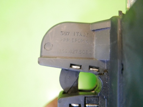 Zamek klapy tył bagażnika 1K6827505C 3C9827645A VW GOLF V HB 03-09